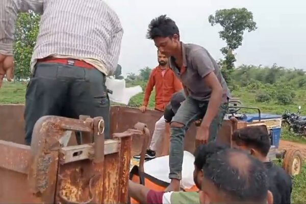 पहुंच मार्ग न होने के कारण ग्रामीणों का शासन प्रशासन के प्रति आक्रोश।