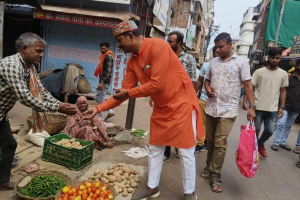 परंपरा को बरकरार रखते हुए सातवें वर्ष पान खिलाकर दी दशहरा पर्व की शुभकामनाएं।