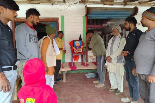 अटल जी की जयंती पर चप्पल पहनकर श्रद्धांजलि: भाजपा मंडल अध्यक्ष के कृत्य पर क्षेत्रीय जनता ने की कड़ी निंदा और कार्रवाई की मांग”