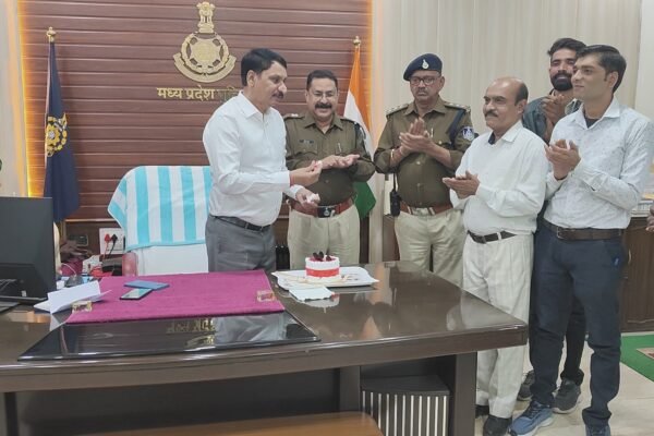 अधिकारियों/कर्मचारियों के साथ मनाया गया “उप पुलिस अधीक्षक एवं मुख्य लिपिक” का जन्मदिन
