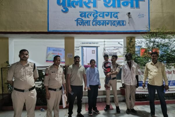 पुलिस अधीक्षक मनोहर सिंह मंडलोई के निर्देशन में बलदेवगढ़ पुलिस द्वारा बाजार में परिजनों से बिछड़े वर्षीय बालक को उसके परिजनों के किया सुपुर्द
