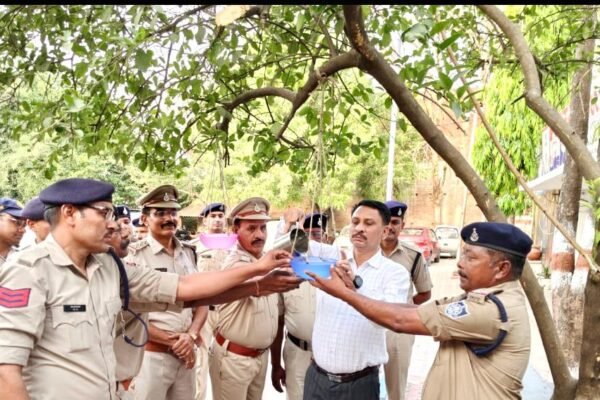 पुलिस अधीक्षक मनोहर सिंह मंडलोई द्वारा थाना पलेरा में भीषण गर्मी को दृष्टिगत रखते हुए पक्षियों के लिए जल एवं आहार की व्यवस्था कर लगाए गए सकोरे