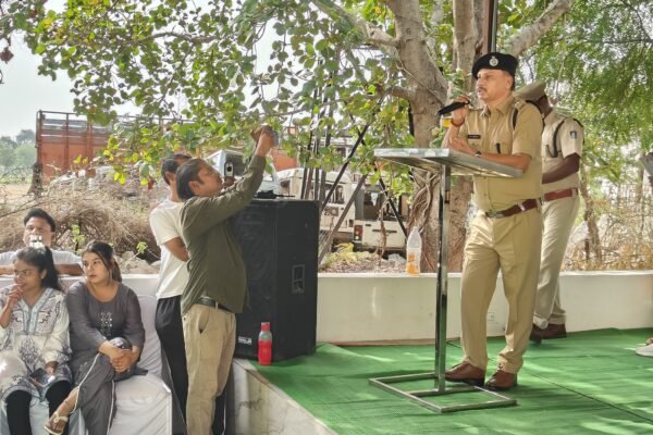 पुलिस अधीक्षक मनोहर सिंह मंडलोई द्वारा सेवानिवृत्त सहायक उप निरीक्षक चंद्रपाल अहिरवार को दी गई ससम्मान भावभीनी विदाई