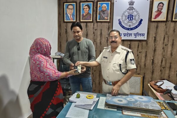 युवक ने पेश की ईमानदारी की मिसाल, टीकमगढ़ पुलिस के सहयोग से महिला के खोए ₹37,000 लौटाए
