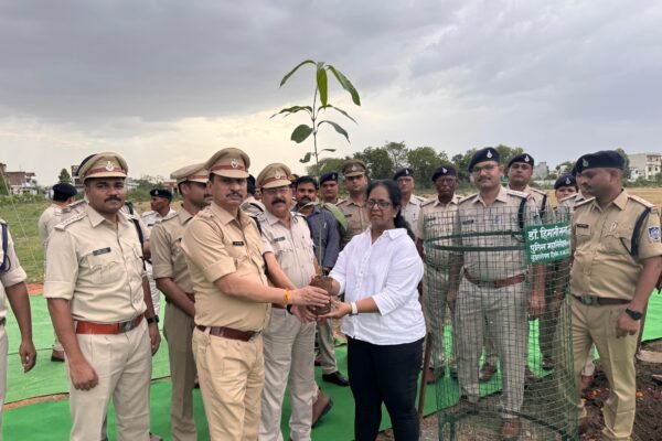 पुलिस महानिरीक्षक सागर जोन डॉ हिमानी खन्ना ने पुलिस अधीक्षक मनोहर सिंह मंडलोई के साथ पुलिस लाइन परिसर किया वृक्षारोपण