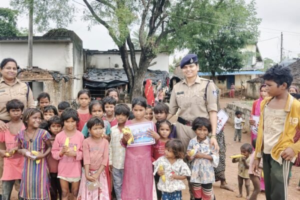 नवरात्रि पर टीकमगढ़ पुलिस का सराहनीय कदम: कन्या पूजन व जागरूकता कार्यक्रम आयोजित